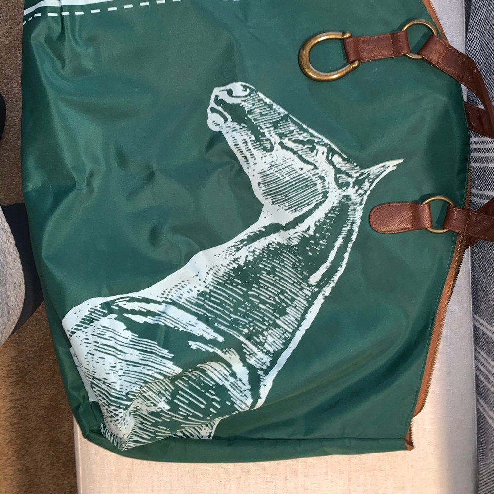 Wide tote with short handles